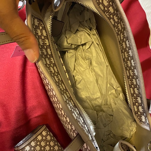 Kate Spade Tote and matching Wallet - Picture 5 of 7